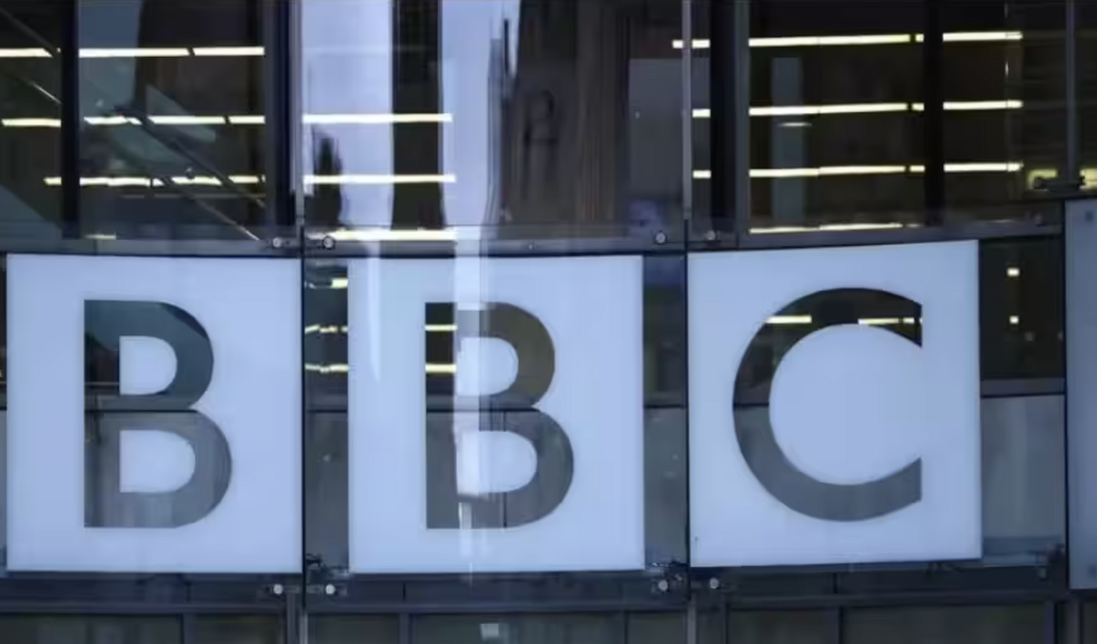 "Faire en sorte que chaque livre sterling soit utilisée plus efficacement" : La BBC annonce la suppression de deux chaînes et d'une centaine de postes
