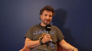 "La création française s'auto-torpille" : Le coup de gueule de Michaël Youn face au choix de M6 de diffuser "Un p'tit truc en plus" face à sa série "Flashback" sur TF1