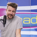 Audiences radio musicales : Manu Lévy leader en baisse sur NRJ, Bruno Guillon cartonne sur Fun Radio, double Skyrock et rattrape Nostalgie, fiasco confirmé pour Benjamin Castaldi sur Europe 2