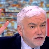 "Cette énorme chanteuse malienne" : Un chroniqueur de CNews dérape en parlant d’Aya Nakamura, Pascal Praud obligé d'intervenir en direct