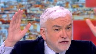 "Cette énorme chanteuse malienne" : Un chroniqueur de CNews dérape en parlant d’Aya Nakamura, Pascal Praud obligé d'intervenir en direct