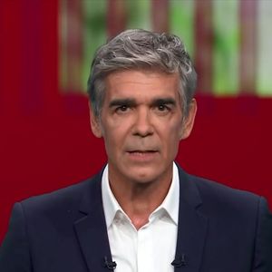 Xavier de Moulins aux commandes du "19.45" de M6.