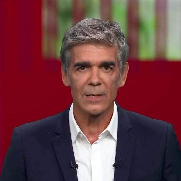 Xavier de Moulins aux commandes du "19.45" de M6.