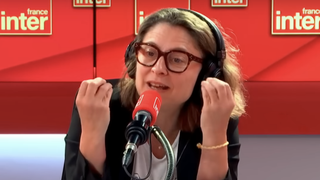 Alexandra Bensaïd décroche une hebdomadaire sur France Inter et Franceinfo et remplace Carine Bécard, partie se reconvertir dans le vin