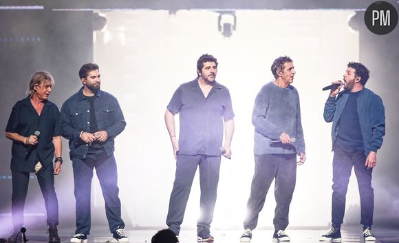 Jean-Louis Aubert, Kendji Girac, Patrick Fiori, Julien Clerc et Claudio Capéo sur la scène des Enfoirés 2025