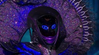 “Mask Singer” 2025 : Qui était l’enquêteur mystère qui se cachait derrière “La Martienne” et a aidé le jury ?