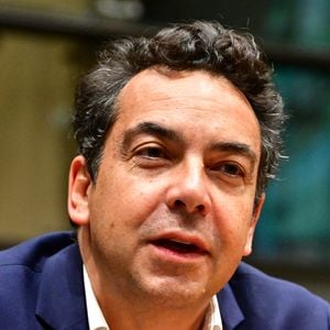 Patrick Cohen est auditionné par la commission d'enquête sur l'audiovisuel public à l'Assemblée nationale à Paris, France, le 18 décembre 2025. Le journaliste devra répondre aux questions des députés après la diffusion d'une vidéo dans laquelle on les voit discuter avec des responsables socialistes. © Christian Liewig/Bestimage