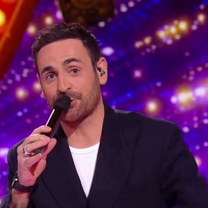 Camille Combal aux commandes de la demi-finale de Mask Singer.