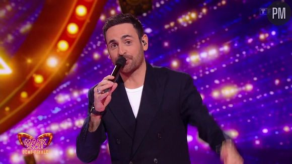 Camille Combal aux commandes de la demi-finale de Mask Singer.