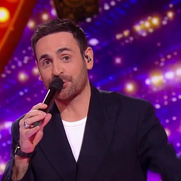 Camille Combal aux commandes de la demi-finale de Mask Singer.