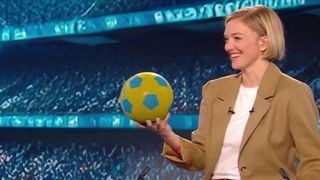 "Je m'entraîne sur Jacques Legros !" : Quand Maya Lauqué et Jamel Debbouze improvisent une partie de football dans le "13 Heures" de France 2