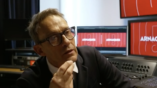 "On va prendre vos téléphones et on va les briser en deux" : Une équipe d'"Arnaques !" sur M6 "séquestrée" pendant le tournage de l'émission de Julien Courbet