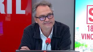 "Un collègue, un confrère, un modèle" : Le journaliste Philippe Robuchon fait ses adieux à RTL après 39 ans d'antenne