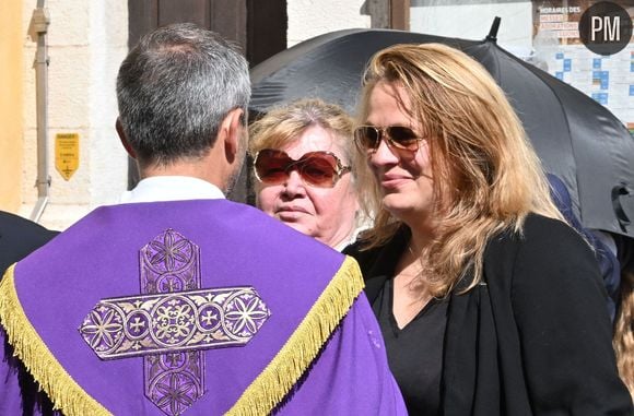 Violette Petrucciani (mère de Loana), Delphine, une amie proche de Loana - Obsèques de Loana Petrucciani en la cathédrale Sainte-Réparate à Nice le 10 avril 2026. L'ancienne star de téléréalité a été retrouvée morte dans son appartement niçois par les autorités, le 25 mars dernier. © Bruno Bebert/Bestimage