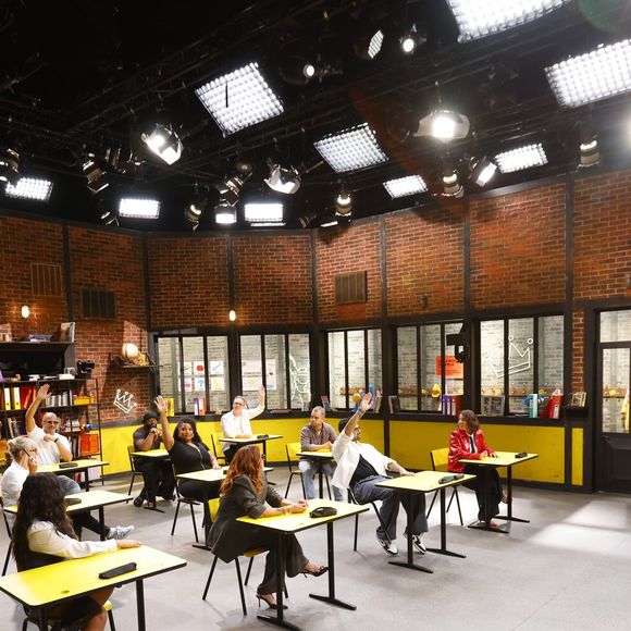 Camille Combal aux commandes de "Qui sera le plus nul ?" sur TF1.
© PHILIPPELEROUX / BBC STUDIOS F / TF1