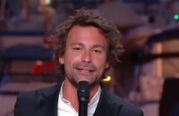 Bertrand Chameroy rejoue une scène culte de "La Piscine" dans "C à vous" à Cannes