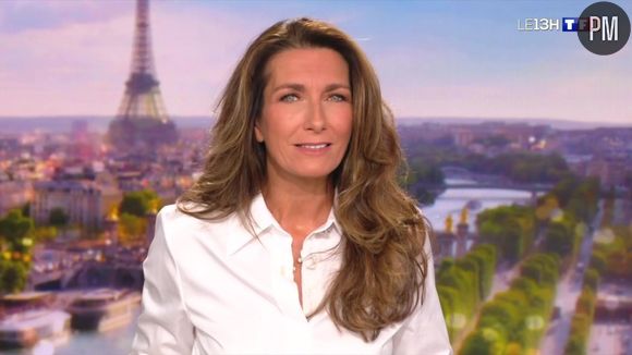 Anne-Claire Coudray sur le plateau de "13 Heures" de TF1