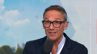 "Il a essayé de me frapper" : Un journaliste de "Ça peut vous arriver" raconte en direct sur M6 avoir été agressé en marge d'une affaire traitée à l'antenne par Julien Courbet