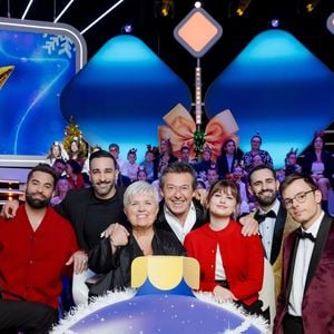 "Les 12 coups de Noël" animé par Jean-Luc Reichmann avec Kendji Girac, Cyprien, Éric, Bruno, Émilien, Marine, Adil Rami et Mimie Mathy.
© JEAN PHILIPPE BALTEL / TF1