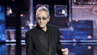 "Je me suis cassé 5 côtes" aux Enfoirés : Alain Chamfort revient sur les conséquences de sa chute lors du dernier concert