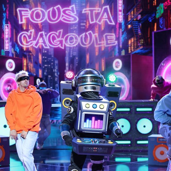 Le DJ performe sur le plateau de "Mask Singer" saison 8.