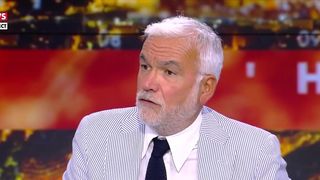 "Qu’il vienne ici au lieu de parler fort à l’extérieur sans contradiction !" : Pascal Praud riposte aux attaques d'Eric Dupond-Moretti contre CNews