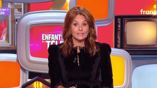 Audiences dimanche : Record pour "Les enfants de la télé" avec Faustine Bollaert et "Un dimanche à la campagne" sur France 2, Raphaël Glucksmann fait chuter Anne-Sophie Lapix sur M6