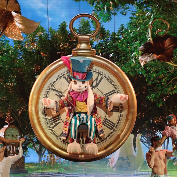 Le Lapin performe sur le plateau de "Mask Singer" saison 8.