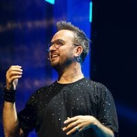 Le téléfilm "Triple Je" avec Arnaud Ducret sur M6, le spectacle de Jarry sur TF1, "Le Seigneur des anneaux : Les Anneaux du pouvoir" sur M6... Les temps forts à la télévision du 14 au 20 novembre 2026