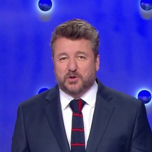 Bruno Guillon à l'animation de "Qui restera dans la lumière ?" hier soir sur France 2.