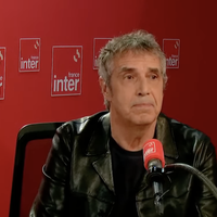 "J'espère qu'il n'a pas eu peur" : Ému, Julien Clerc évoque en direct sur France Inter, le décès brutal de son frère, le journaliste Gérard Leclerc, disparu dans un accident d'avion