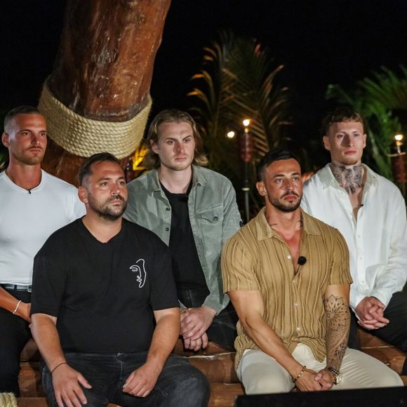 Les hommes en couple lors d'un feu de camp sur "L'île de la tentation" 2026.