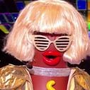 “Mask Singer” 2025 : Qui était l’invité surprise qui se cachait sous le costume de “Lady Saucisse” et a aidé les enquêteurs ?
