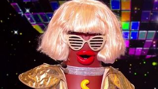 “Mask Singer” 2025 : Qui était l’invité surprise qui se cachait sous le costume de “Lady Saucisse” et a aidé les enquêteurs ?