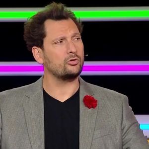Eric Antoine aux commandes de "La roue de le fortune" sur M6.