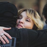 Audiences : Quel score pour le lancement "Des vivants", la mini-série événement de France 2 sur les attentats du 13 novembre face à la nouvelle fiction de Claire Keim sur TF1 ?