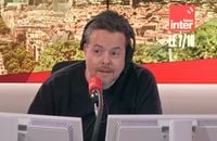 "Ca me met les larmes aux yeux" : Nicolas Demorand ému en évoquant sa mère sur France Inter