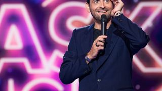 "Je suis parfois obligé d'enregistrer la radio" : Comment Camille Combal a jonglé entre les tournages de "Mask Singer", "Danse avec les stars" et son émission sur NRJ