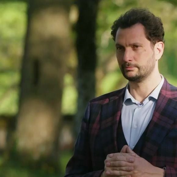 Éric Antoine aux commandes de la finale du jeu "Les Traîtres" sur M6.