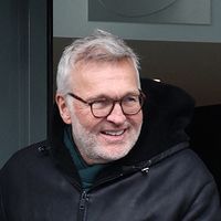 "Un choix assumé" : La nouvelle émission de Laurent Ruquier sur T18 sera (re)diffusée face à Léa Salamé et "Quelle époque !" le samedi soir