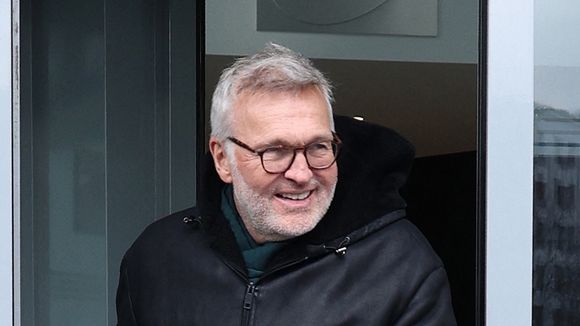 "Un choix assumé" : La nouvelle émission de Laurent Ruquier sur T18 sera (re)diffusée face à Léa Salamé et "Quelle époque !" le samedi soir