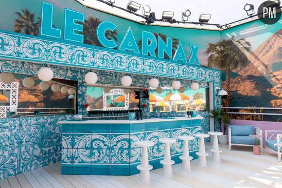 Le bar nommé "Le Carnax", une référence à une discussion entre deux anciens candidats au sujet de Marseille