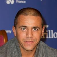 "Jean-Jacques Goldman lui avait gentiment demandé de changer de ton" : Faudel gêné par "les blagues racistes" d'une star des Enfoirés
