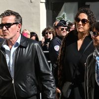 Obsèques de Loana : Steevy, Christophe et Julie, Alexia Laroche-Joubert... La famille "Loft Story" réunie devant le cercueil rose de la star