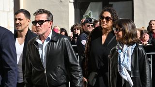 Obsèques de Loana : Steevy, Christophe et Julie, Alexia Laroche-Joubert... La famille "Loft Story" réunie devant le cercueil rose de la star