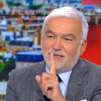 "Martin Bouygues est propriétaire d'une chaîne qui est ultra gauche" : Sur CNews, Pascal Praud se dit "étonné" de la liberté accordée à "Quotidien" et Yann Barthès sur TMC