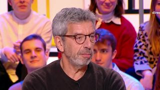 "Un véritable abruti" : Michel Cymes annonce porter plainte contre Cyril Hanouna, C8 et Europe 1 après des "injures" de l'animateur