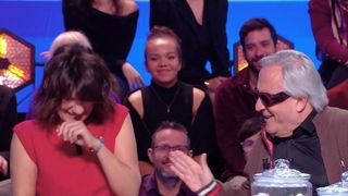 Estelle Denis prise d'un fou rire incontrôlable face à Gilbert Montagné dans "Les enfants de la télé" sur France 2