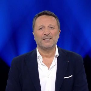 Arthur aux commandes du nouveau jeu "Le dernier cercle" sur TF1.