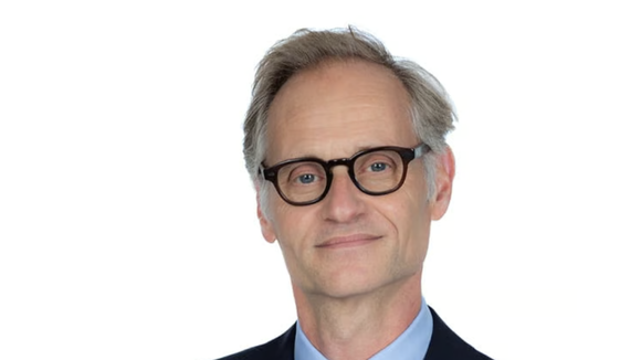 "Fabien Namias est pleinement confirmé dans ses fonctions": La direction de CMA Média dément chercher un remplaçant au directeur général de BFMTV et dénonce de "fausses informations"